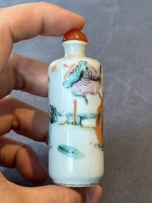 Two Chinese famille rose snuff bottles and a 'Wu Shuang Pu' snuff bottle, Tongzhi mark and of the period — foto 10