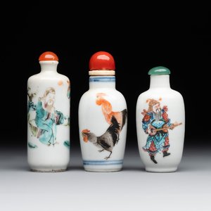 Two Chinese famille rose snuff bottles and a 'Wu Shuang Pu' snuff bottle, Tongzhi mark and of the period — foto 1