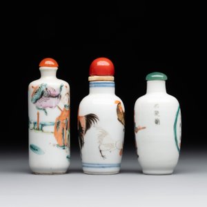 Two Chinese famille rose snuff bottles and a 'Wu Shuang Pu' snuff bottle, Tongzhi mark and of the period — foto 2