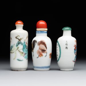 Two Chinese famille rose snuff bottles and a 'Wu Shuang Pu' snuff bottle, Tongzhi mark and of the period — foto 4