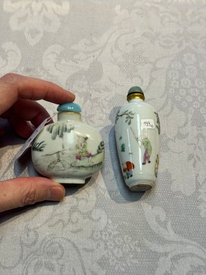 Two Chinese famille rose snuff bottles, Jiaqing and Tongzhi mark, 19th C. — photo 1