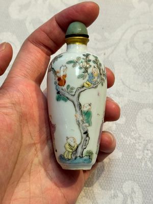 Two Chinese famille rose snuff bottles, Jiaqing and Tongzhi mark, 19th C. — photo 11
