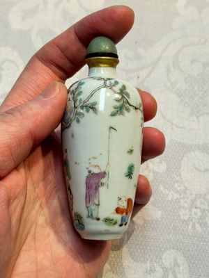 Two Chinese famille rose snuff bottles, Jiaqing and Tongzhi mark, 19th C. — photo 12