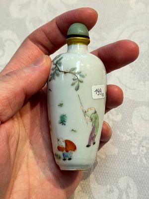 Two Chinese famille rose snuff bottles, Jiaqing and Tongzhi mark, 19th C. — photo 13