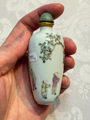 Two Chinese famille rose snuff bottles, Jiaqing and Tongzhi mark, 19th C. — photo 14