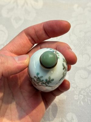 Two Chinese famille rose snuff bottles, Jiaqing and Tongzhi mark, 19th C. — photo 15