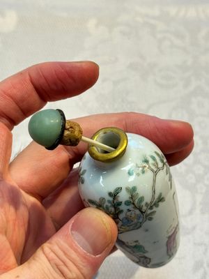 Two Chinese famille rose snuff bottles, Jiaqing and Tongzhi mark, 19th C. — photo 17