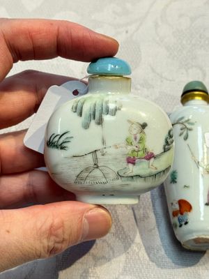 Two Chinese famille rose snuff bottles, Jiaqing and Tongzhi mark, 19th C. — photo 2