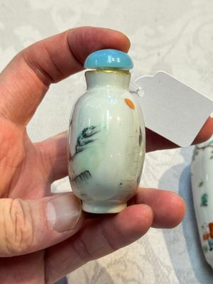 Two Chinese famille rose snuff bottles, Jiaqing and Tongzhi mark, 19th C. — photo 3