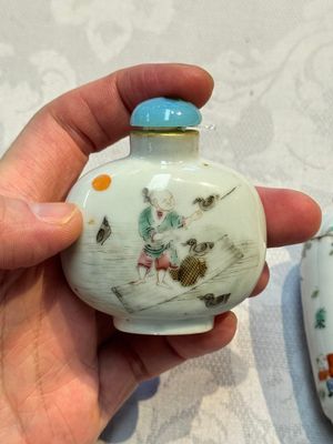 Two Chinese famille rose snuff bottles, Jiaqing and Tongzhi mark, 19th C. — photo 4