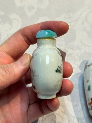 Two Chinese famille rose snuff bottles, Jiaqing and Tongzhi mark, 19th C. — photo 5