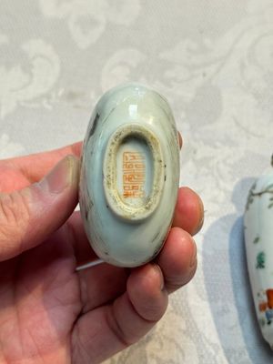 Two Chinese famille rose snuff bottles, Jiaqing and Tongzhi mark, 19th C. — photo 6