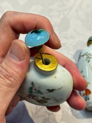 Two Chinese famille rose snuff bottles, Jiaqing and Tongzhi mark, 19th C. — photo 9