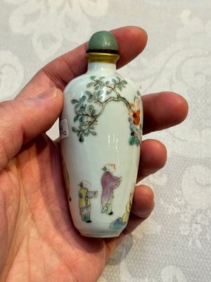 Two Chinese famille rose snuff bottles, Jiaqing and Tongzhi mark, 19th C. — photo 10