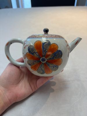 Two Chinese famille rose teapots, an Imari-style teapot and a Dutch-decorated teapot, Yongzheng/Qianlong — foto 1