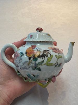 Two Chinese famille rose teapots, an Imari-style teapot and a Dutch-decorated teapot, Yongzheng/Qianlong — foto 11