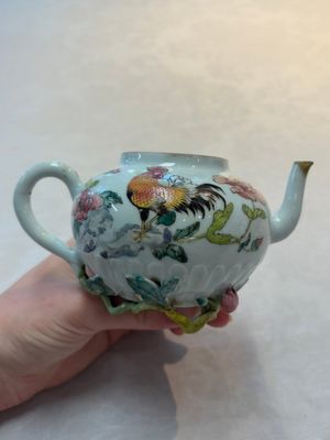 Two Chinese famille rose teapots, an Imari-style teapot and a Dutch-decorated teapot, Yongzheng/Qianlong — foto 12