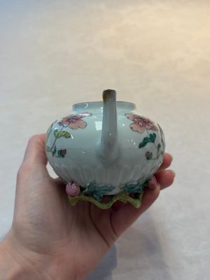 Two Chinese famille rose teapots, an Imari-style teapot and a Dutch-decorated teapot, Yongzheng/Qianlong — foto 13