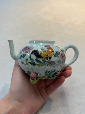 Two Chinese famille rose teapots, an Imari-style teapot and a Dutch-decorated teapot, Yongzheng/Qianlong — foto 14