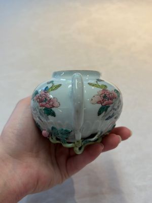 Two Chinese famille rose teapots, an Imari-style teapot and a Dutch-decorated teapot, Yongzheng/Qianlong — foto 15