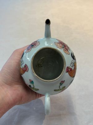 Two Chinese famille rose teapots, an Imari-style teapot and a Dutch-decorated teapot, Yongzheng/Qianlong — foto 16