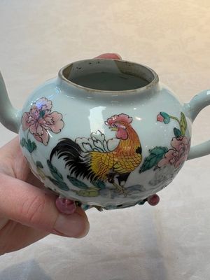 Two Chinese famille rose teapots, an Imari-style teapot and a Dutch-decorated teapot, Yongzheng/Qianlong — foto 18