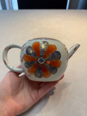 Two Chinese famille rose teapots, an Imari-style teapot and a Dutch-decorated teapot, Yongzheng/Qianlong — foto 2
