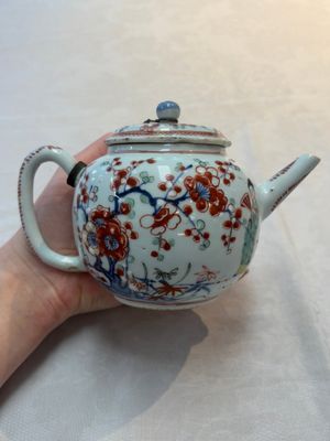 Two Chinese famille rose teapots, an Imari-style teapot and a Dutch-decorated teapot, Yongzheng/Qianlong — foto 23