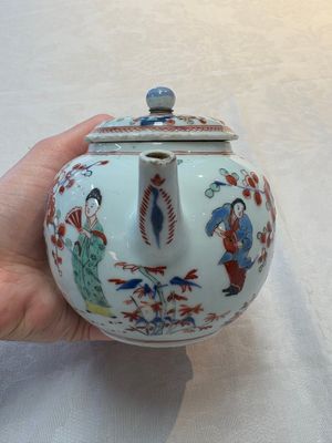 Two Chinese famille rose teapots, an Imari-style teapot and a Dutch-decorated teapot, Yongzheng/Qianlong — foto 24