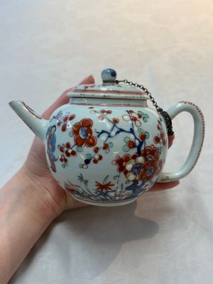 Two Chinese famille rose teapots, an Imari-style teapot and a Dutch-decorated teapot, Yongzheng/Qianlong — foto 25