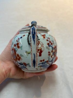 Two Chinese famille rose teapots, an Imari-style teapot and a Dutch-decorated teapot, Yongzheng/Qianlong — foto 26
