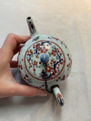 Two Chinese famille rose teapots, an Imari-style teapot and a Dutch-decorated teapot, Yongzheng/Qianlong — foto 27