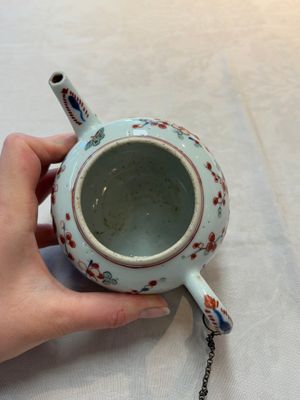 Two Chinese famille rose teapots, an Imari-style teapot and a Dutch-decorated teapot, Yongzheng/Qianlong — foto 28