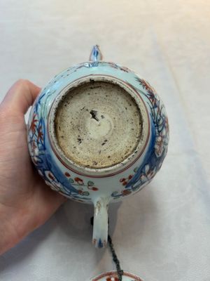 Two Chinese famille rose teapots, an Imari-style teapot and a Dutch-decorated teapot, Yongzheng/Qianlong — foto 29