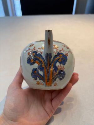 Two Chinese famille rose teapots, an Imari-style teapot and a Dutch-decorated teapot, Yongzheng/Qianlong — foto 3
