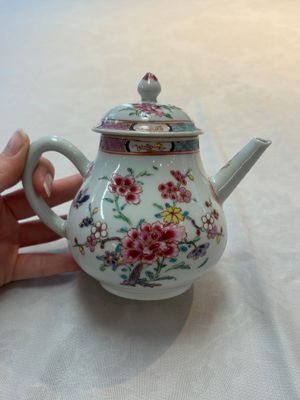 Two Chinese famille rose teapots, an Imari-style teapot and a Dutch-decorated teapot, Yongzheng/Qianlong — foto 32