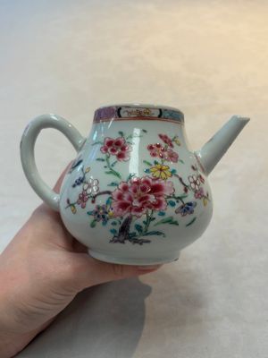 Two Chinese famille rose teapots, an Imari-style teapot and a Dutch-decorated teapot, Yongzheng/Qianlong — foto 33