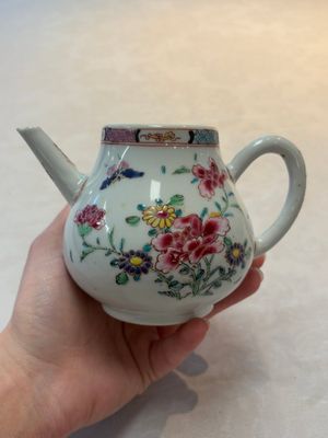 Two Chinese famille rose teapots, an Imari-style teapot and a Dutch-decorated teapot, Yongzheng/Qianlong — foto 35
