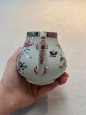 Two Chinese famille rose teapots, an Imari-style teapot and a Dutch-decorated teapot, Yongzheng/Qianlong — foto 36