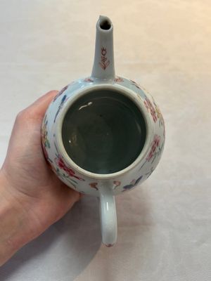 Two Chinese famille rose teapots, an Imari-style teapot and a Dutch-decorated teapot, Yongzheng/Qianlong — foto 37
