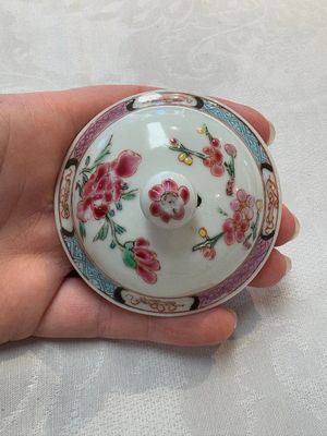 Two Chinese famille rose teapots, an Imari-style teapot and a Dutch-decorated teapot, Yongzheng/Qianlong — foto 39
