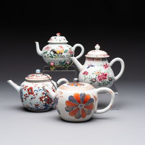 Two Chinese famille rose teapots, an Imari-style teapot and a Dutch-decorated teapot, Yongzheng/Qianlong — foto 1