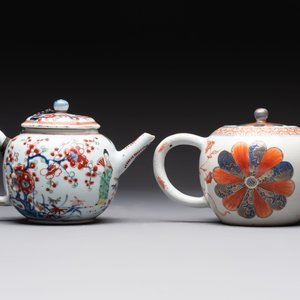Two Chinese famille rose teapots, an Imari-style teapot and a Dutch-decorated teapot, Yongzheng/Qianlong — foto 4