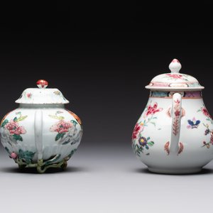 Two Chinese famille rose teapots, an Imari-style teapot and a Dutch-decorated teapot, Yongzheng/Qianlong — foto 9