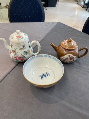 Two Chinese famille rose teapots and a bowl, Qianlong — photo 1