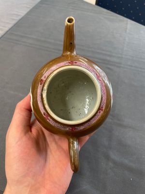 Two Chinese famille rose teapots and a bowl, Qianlong — photo 11