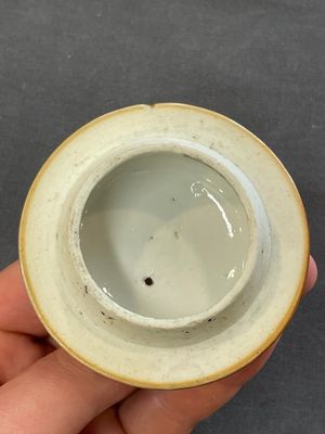 Two Chinese famille rose teapots and a bowl, Qianlong — photo 15