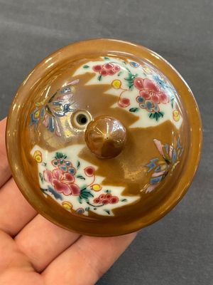 Two Chinese famille rose teapots and a bowl, Qianlong — photo 16