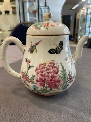 Two Chinese famille rose teapots and a bowl, Qianlong — photo 18