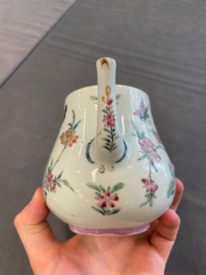 Two Chinese famille rose teapots and a bowl, Qianlong — photo 19